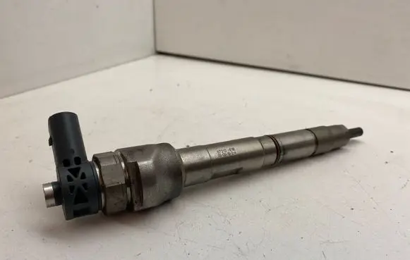 Volkswagen PASSAT B8 Fuel injector 04L130277AC