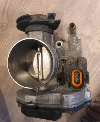 Volkswagen Golf IV Throttle valve 06A133064J