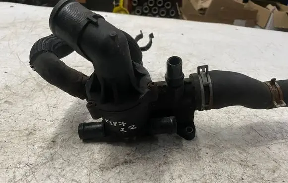 Opel Vivaro Thermostat housing 110615482R