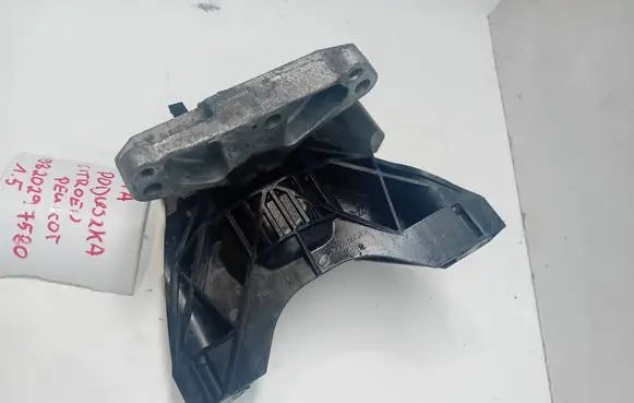 Engine mount bracket