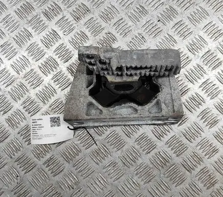 Opel Movano B Engine mount bracket 93197459