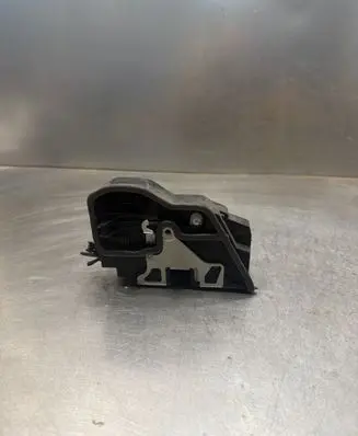 BMW 1 E81 E87 Front door lock 7202146