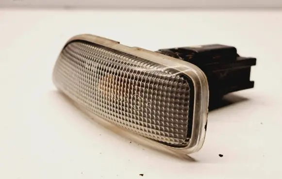 Front fender indicator light