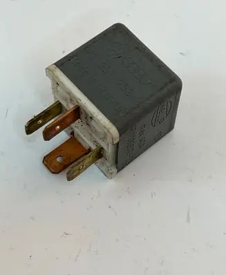Volkswagen PASSAT B7 Other relay 141951253B