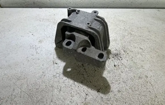 Volkswagen PASSAT B6 Engine mount bracket 1K0199262P