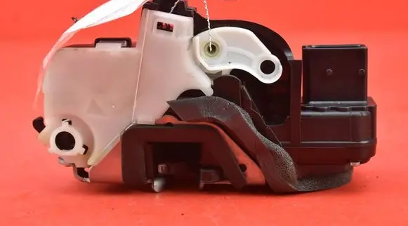 Chevrolet Cruze Front door lock 13579523 GP