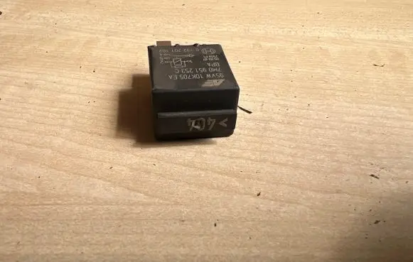 Skoda Octavia Mk2 (1Z) Other relay 7M0951253C 0332201102 95VW10K705EA
