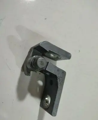 Skoda Octavia Mk2 (1Z) Rear door lower hinge 
