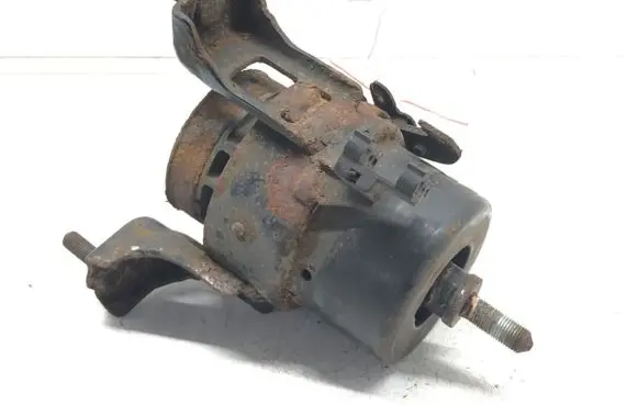 Engine mount vacuum valve