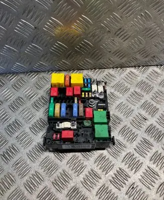 Opel Crossland X Fuse module 9804848580
