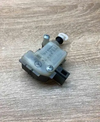 Mercedes-Benz E W211 Central locking motor A322902
