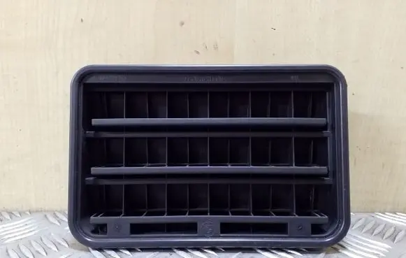 BMW X5 E53 Quarter panel pressure vent 64228377280 8377280