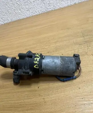 Mercedes-Benz E W124 Water pump 0008359464 D8287