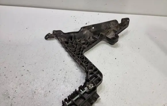 Rear bumper mounting bracket
