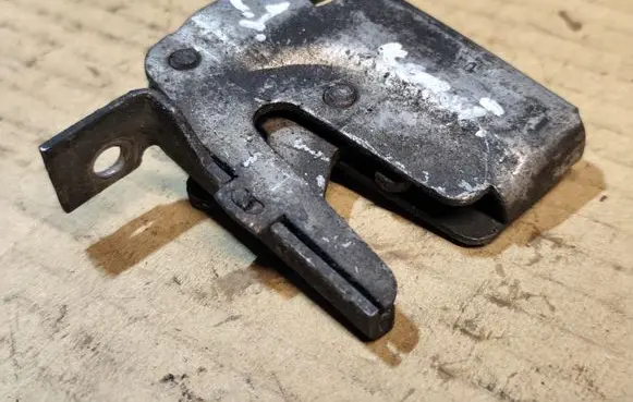 Engine bonnet/hood lock/catch