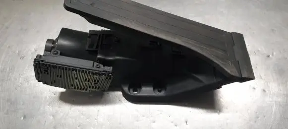 Mercedes-Benz C W205 Accelerator throttle pedal A2223002800 163330086 A2C73660913