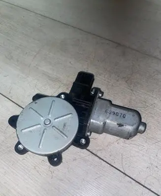 Mitsubishi Lancer Front door window regulator motor Mr991 831