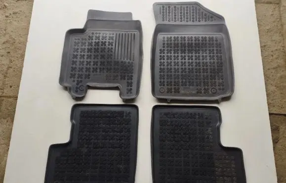 Toyota Yaris Car floor mat set 201408