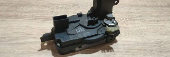 Opel Zafira B Rear door lock 13220370
