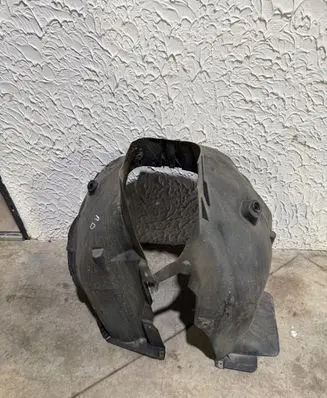 Front wheel arch liner splash guards