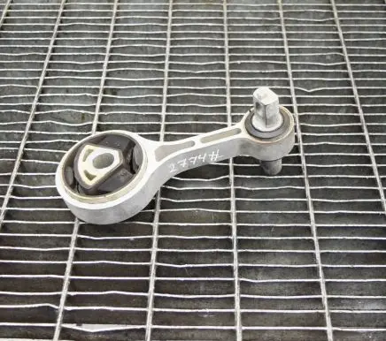 Maserati Ghibli Engine mount bracket 670003630