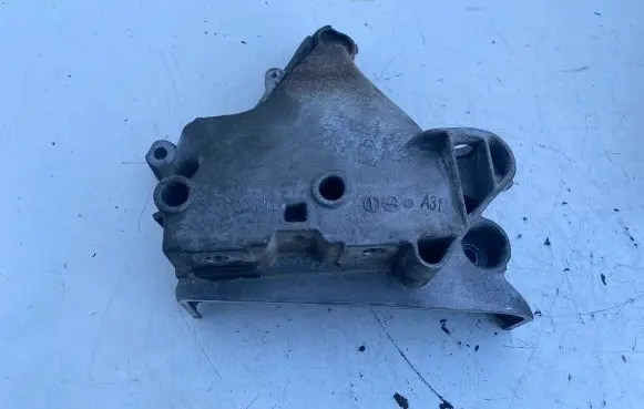 Volkswagen PASSAT B8 Engine mounting bracket 05E199275