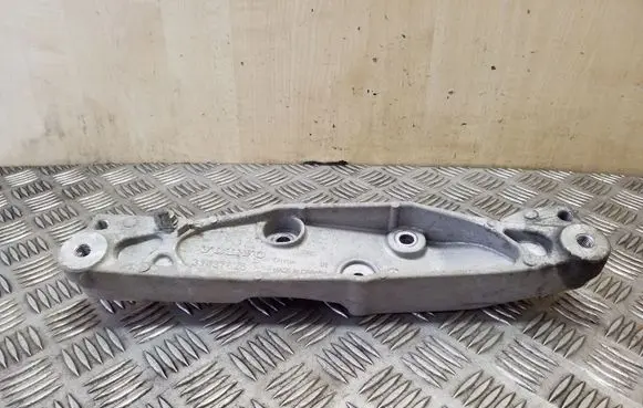 Volvo XC90 Rear differential/diff mount bracket 31437628