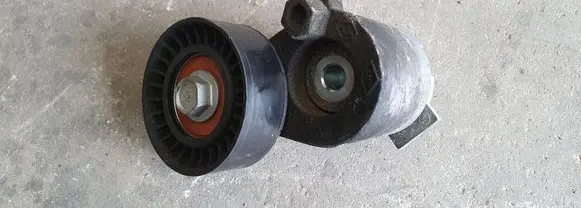 Dacia Duster Generator/alternator belt tensioner