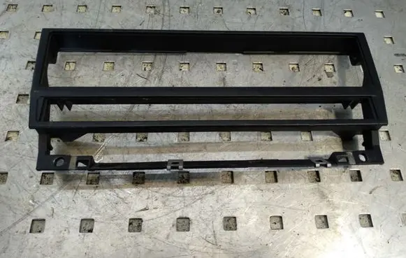 BMW 5 E39 Radio/GPS head unit trim 8247302