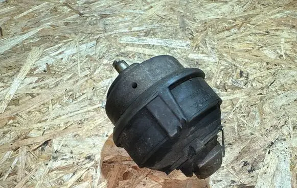 Volvo S60 Engine mount bracket 8683293