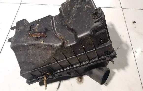 Volkswagen PASSAT B4 Air filter box 191129620