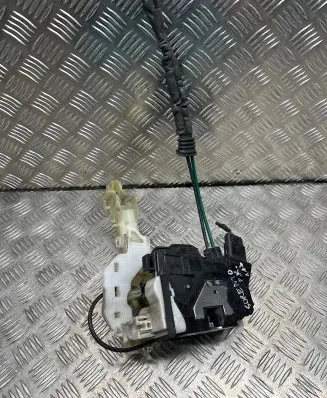 KIA Sorento Front door lock A045777