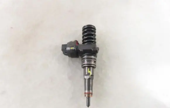Volkswagen PASSAT B6 Fuel injector 0414720215 038130073AG