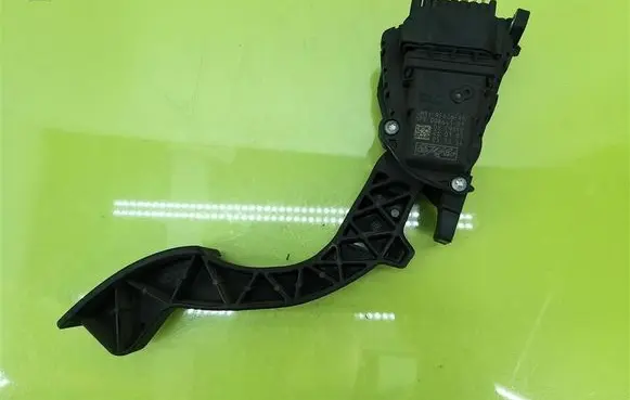 Ford Focus Accelerator throttle pedal 4M519F836AH