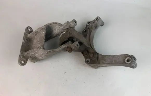 Subaru Legacy Engine mounting bracket