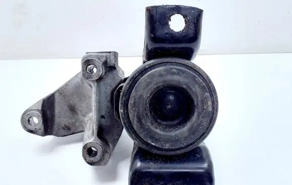 Nissan Pulsar Engine mount bracket 1407182