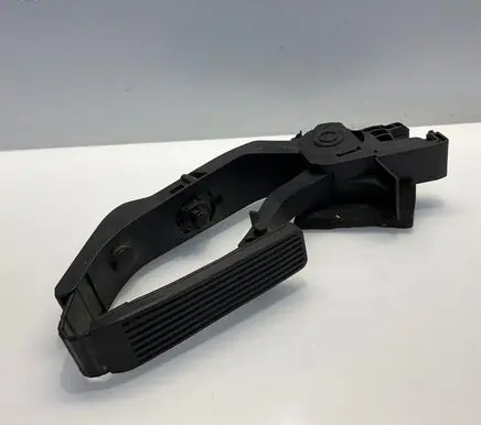 Mercedes-Benz CLS C219 Accelerator throttle pedal A2113000404 2113000404