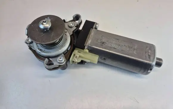Mercedes-Benz C W204 Seat adjustment motor 0390203001