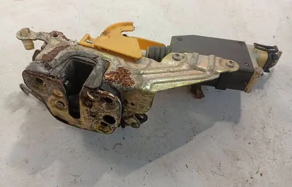 Opel Omega B2 Front door lock 605328 90493702 1101215