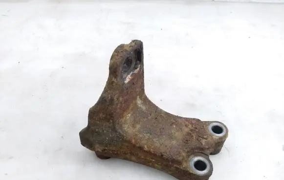 Toyota Camry Engine mounting bracket