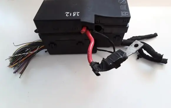 Volvo V40 Fuse module AV6T14A142AA