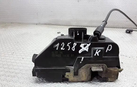 Renault Megane II Front door lock