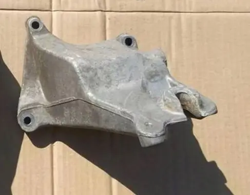 Mercedes-Benz CLS C219 Engine mounting bracket A2722231604