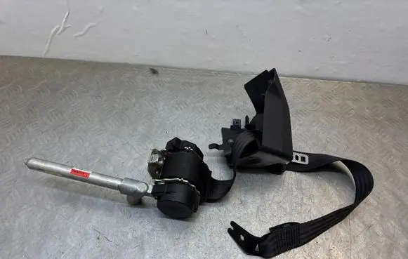Volvo V70 Rear seatbelt 39821971
