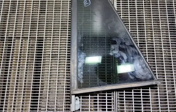 Land Rover Range Rover Sport L320 Rear vent window glass 43R001681