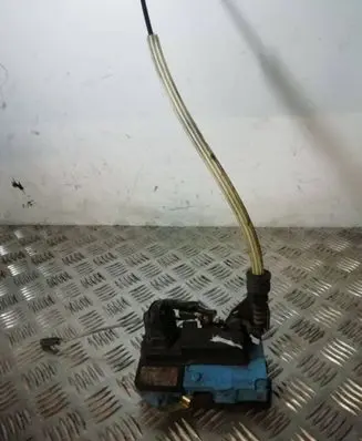 Volvo V70 Front door lock 8650546