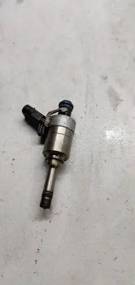 Audi A4 S4 B8 8K Fuel injector 05j133036B