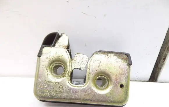 Volkswagen Golf III Tailgate/trunk/boot lock/catch/latch 1H6827505
