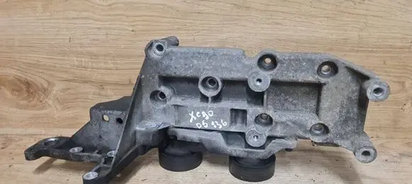 Engine mounting bracket
