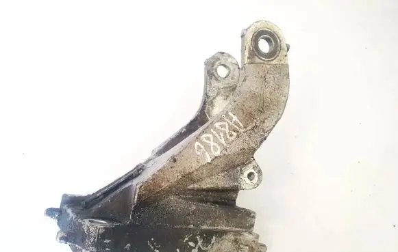 Engine mounting bracket